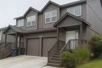 Building Photo - Gorgeous 3x2.5 duplex unit with a fenced b...