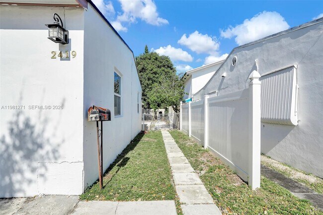 Building Photo - 2419 Coolidge St