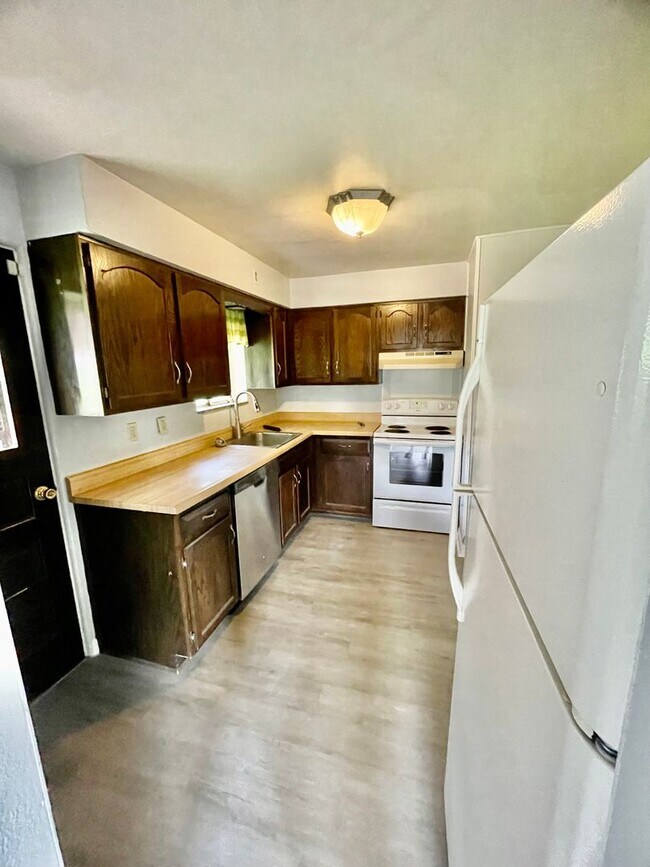 Building Photo - Bethel Park - 3 Bedroom Home - South Park Road - Pet Friendly!