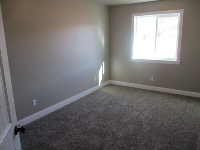 Building Photo - 3 bed - 2.5 bath - Newer town home living ...