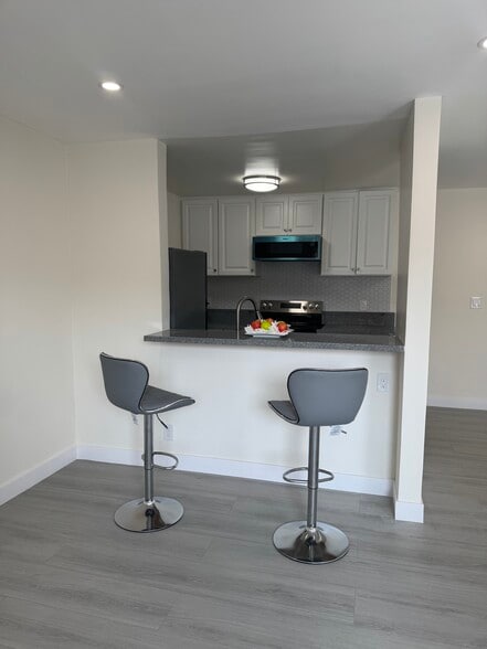 Building Photo - 142 S Normandie Ave