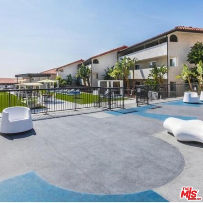 Building Photo - 6600 Beachview Dr