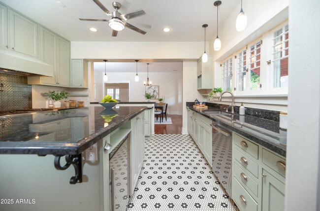 Building Photo - 69 W Lynwood St