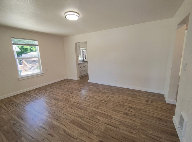 Building Photo - Adorable 2 Bedroom 1 Bath Single Story Hou...