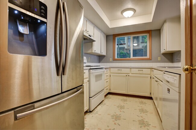 Building Photo - Lovely upper 2 floors of Large home in Phi...