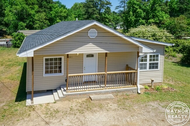 Building Photo - Practically New!