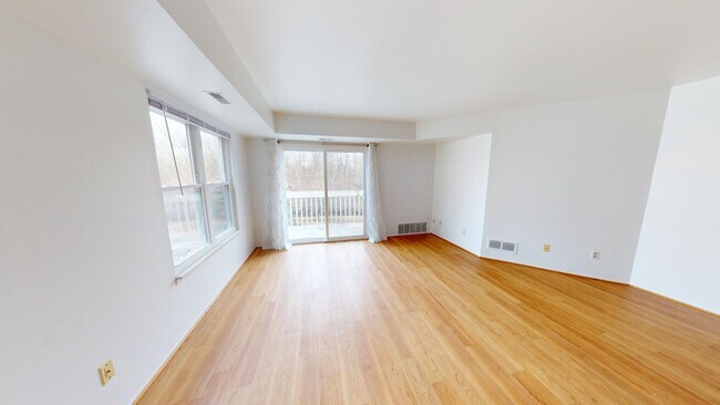 Building Photo - 2221 S Huron Pkwy