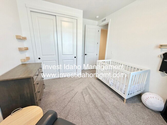 Building Photo - A Home You'll Fall in Love With