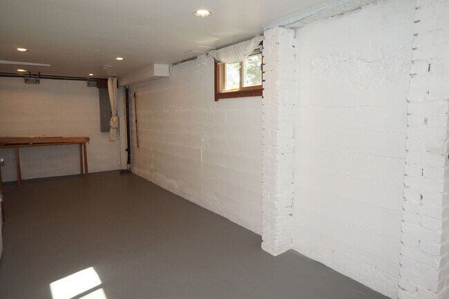 Building Photo - Amazing two bedroom sellwood beauty!