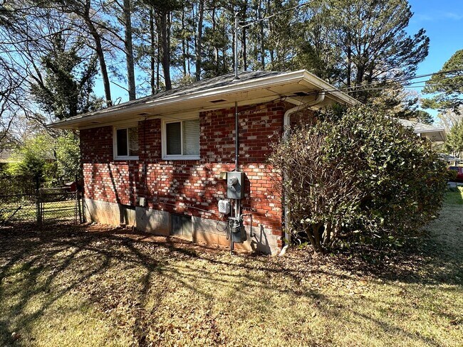 Building Photo - 3 bedroom 2 bath home in a great area fill...