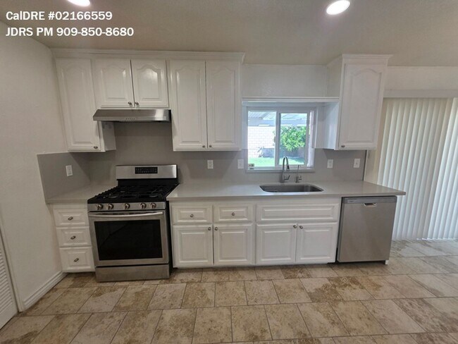 Building Photo - Ontario 3 Bedroom Home