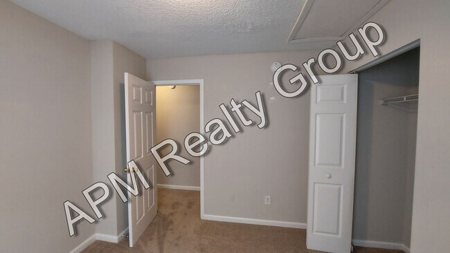 Building Photo - Great Summit Home, Convenient to Sandhills...