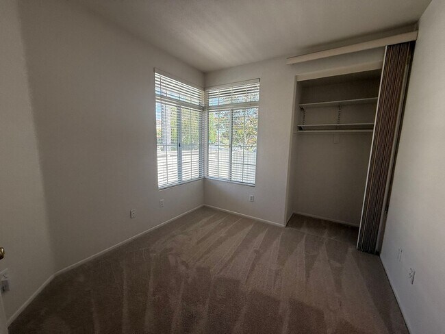 Building Photo - LOCATION LOCATION!! 4BR/3BA Townhome in De...