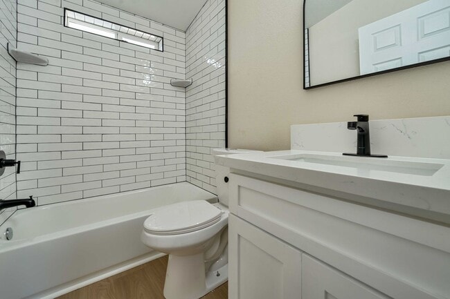 Building Photo - Updated 2 Bedroom Home in Sacramento