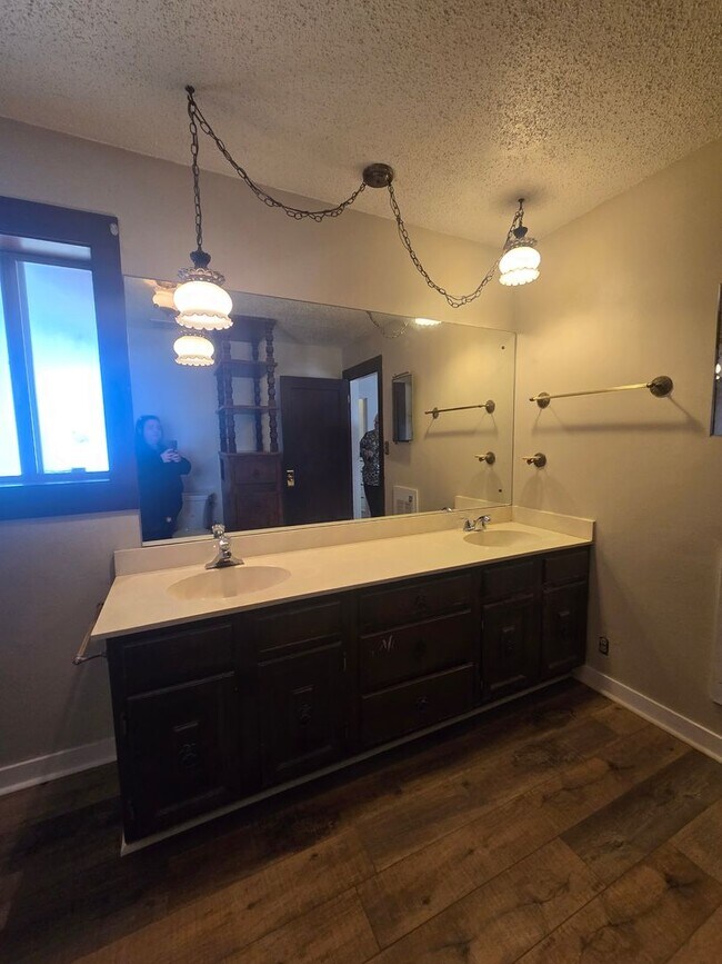 Building Photo - Charming Farmhouse