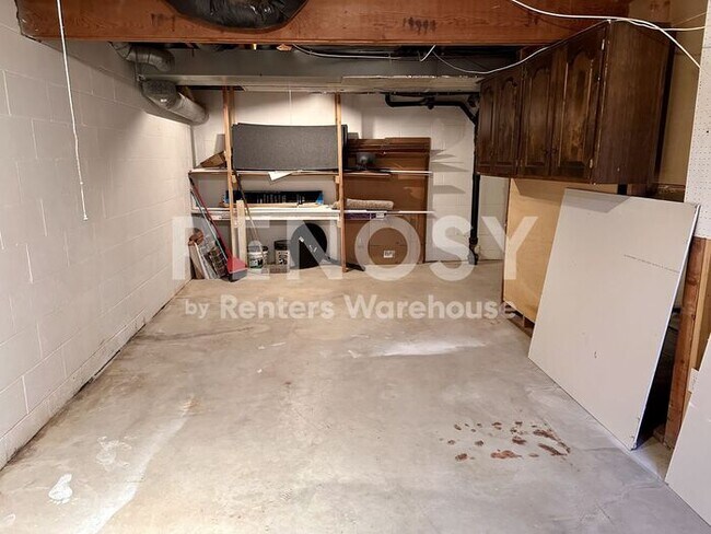 Building Photo - 5 Bedroom 3 Bathroom Single Family Home in Burnsville
