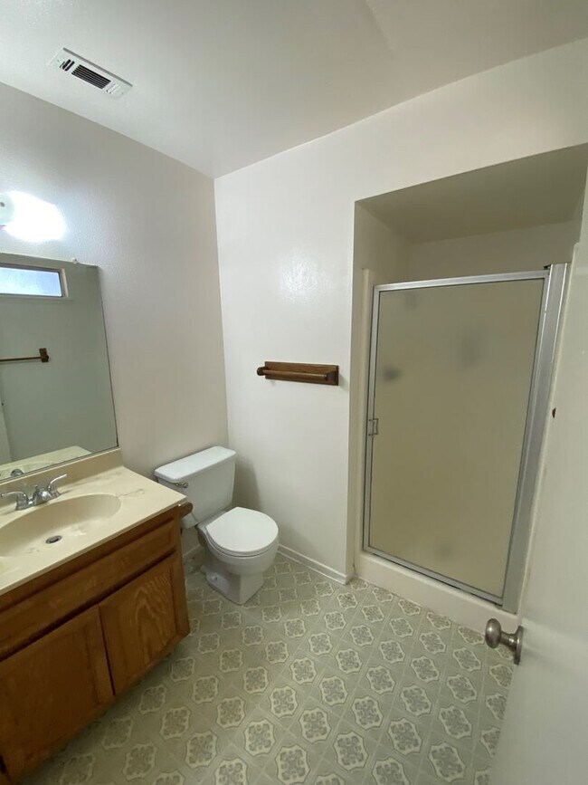 Building Photo - **Back to School Move In Special** 3rd month, 2 weeks free rent!