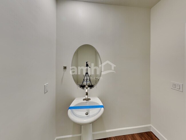 Building Photo - 251 N Dry Crk Rd