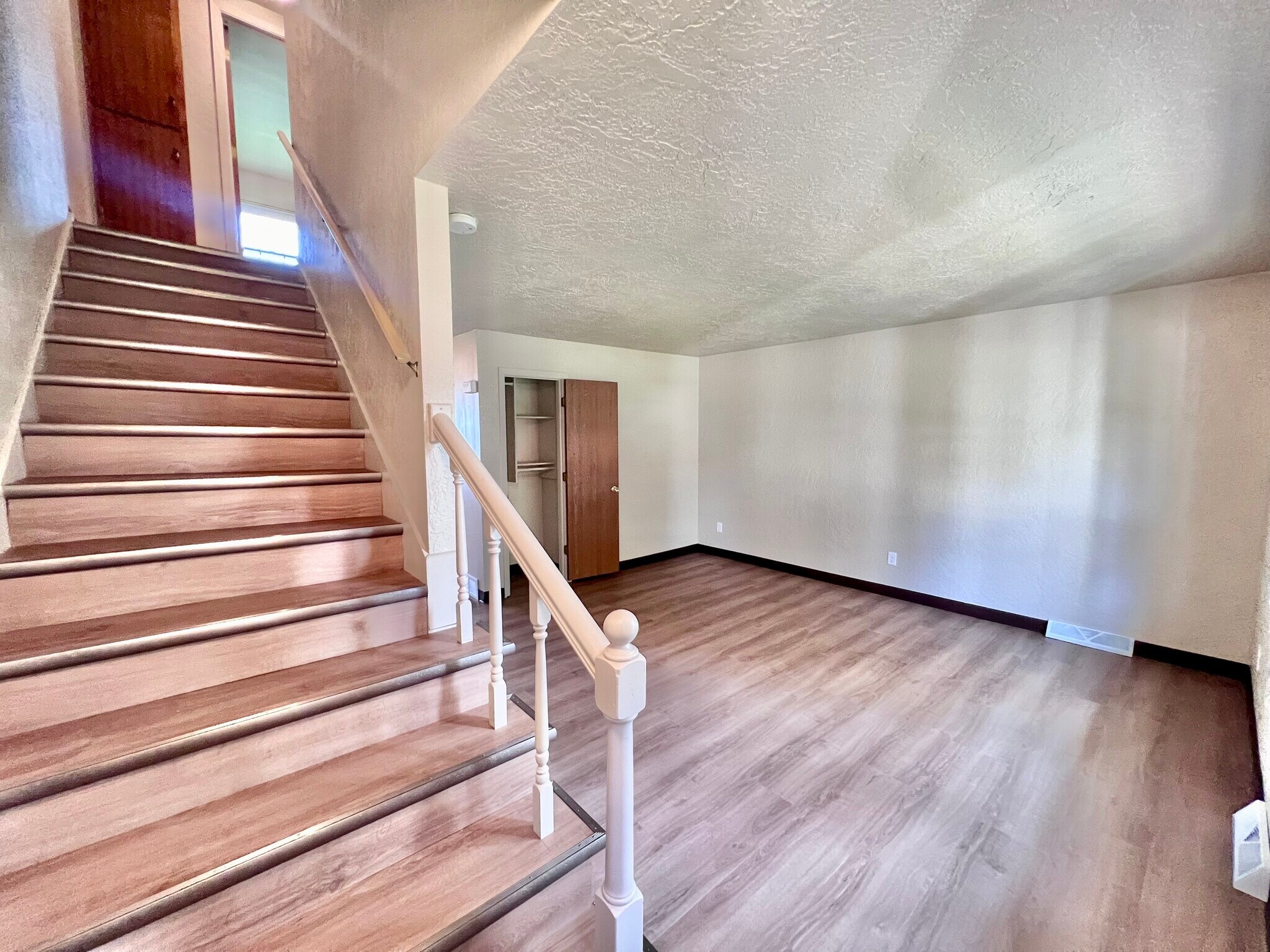 Building Photo - 730 Crestview Dr