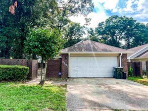 Building Photo - 8101 Treetop Ln