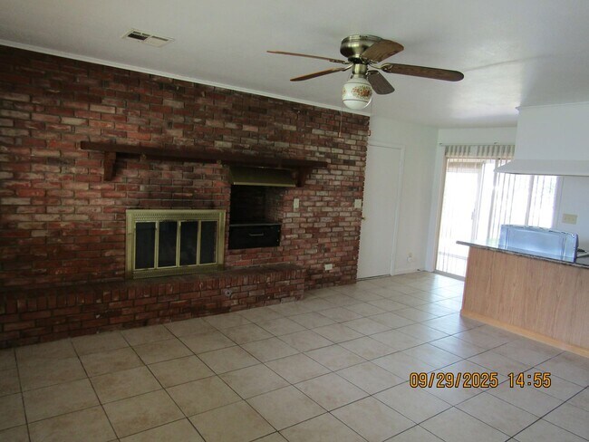 Building Photo - Very nice spacious home! No Carpet! Pet Fr...