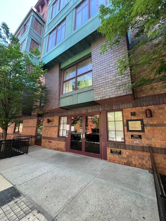 Building Photo - 1331 Grand St