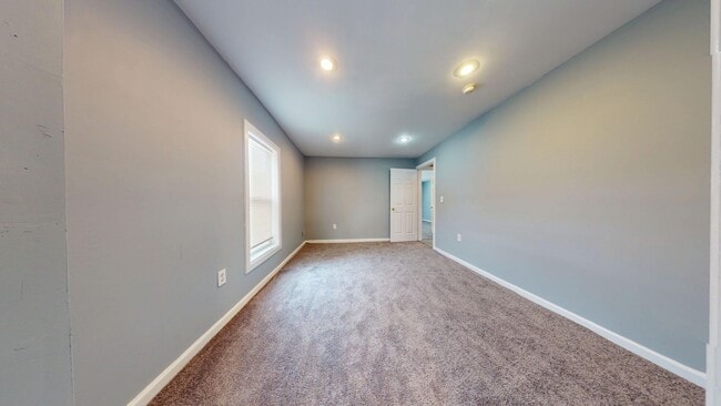 Building Photo - Large 4 bedroom, 1 1/2 baths