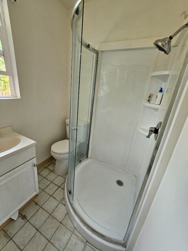 Building Photo - 2 Bed / 1 Bath Apartment with 1 Parking. Shared Laundry