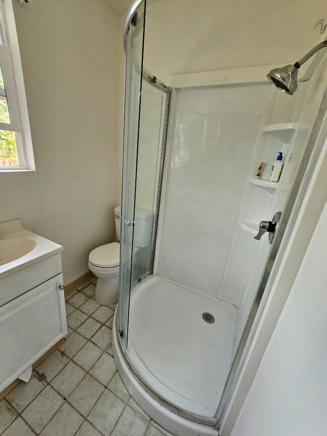 Building Photo - 2 Bed / 1 Bath Apartment with 2 driveway P...