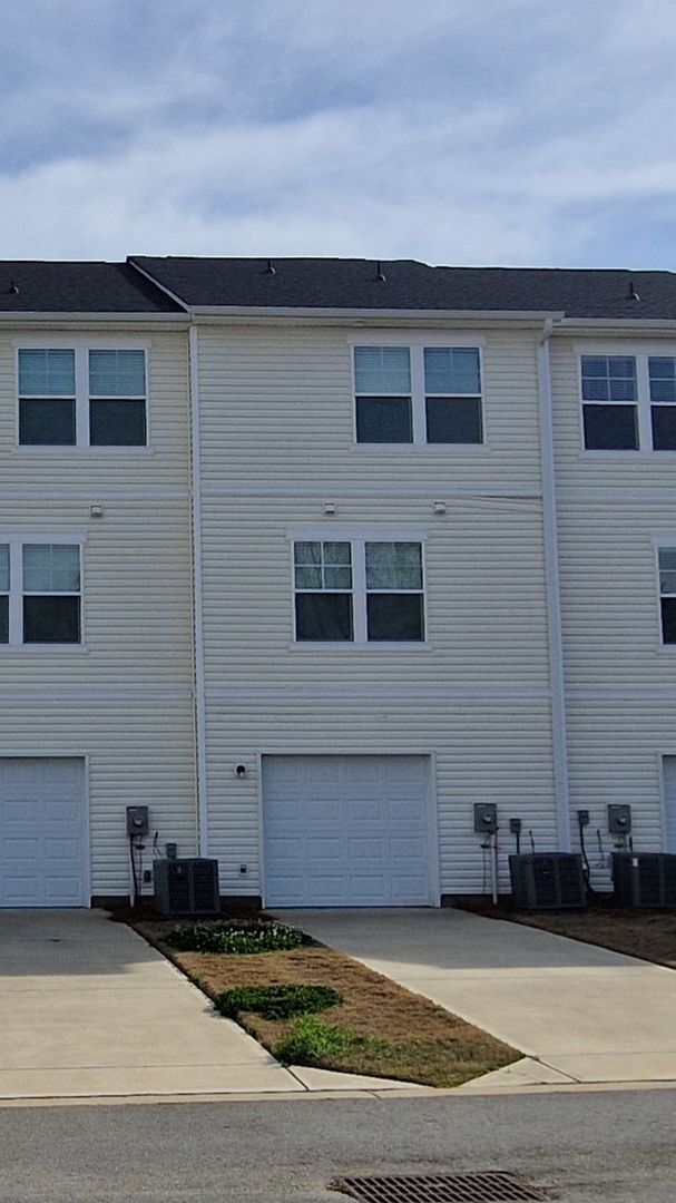 Building Photo - Brand New Townhome | 3 BR/3.5BA | 1-Car Garage | Near Downtown Mooresville