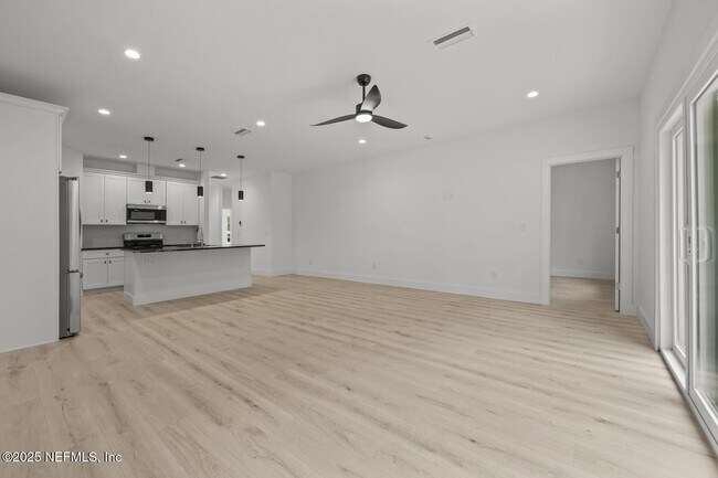 Building Photo - 213 Deportivo Dr