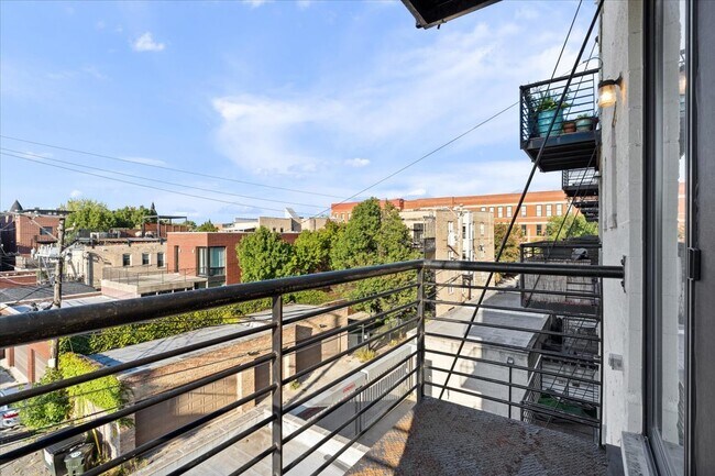 Building Photo - 1516 W Grand Ave