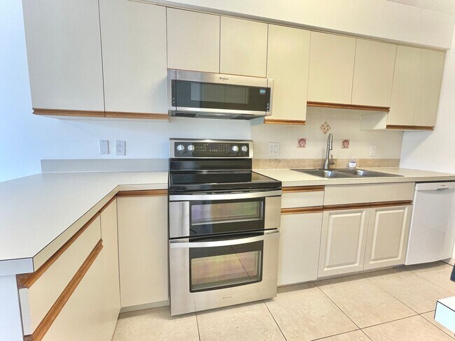 Building Photo - Unfurnished 2 BR condo Annual Rental in Ti...
