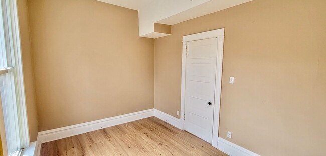Building Photo - 2155 N Kilbourn Ave