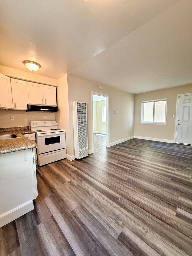 Building Photo - Refurbished 1bd First Floor Apartment With Carport & Laundry & Manager On Site!