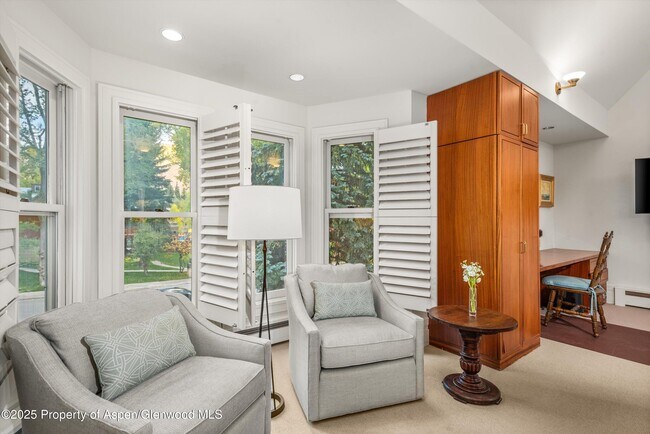 Building Photo - 431 W Hopkins Ave