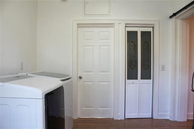 Building Photo - 1718 E Elm Rd