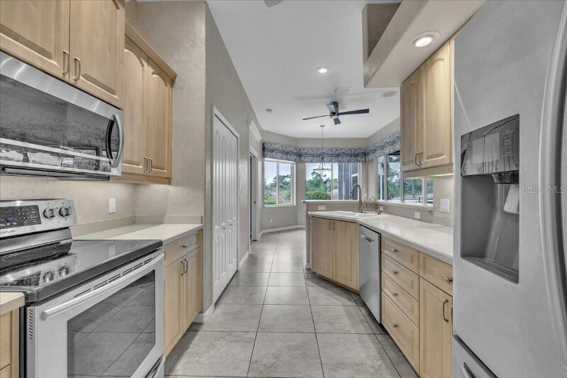 Building Photo - 3013 Royal Palm Dr