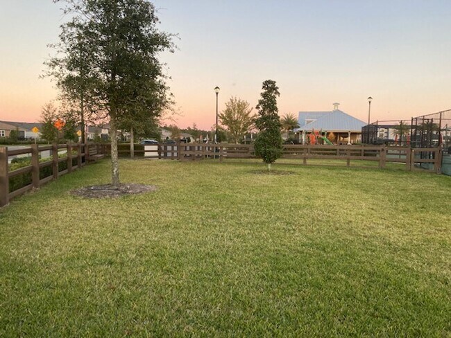 Building Photo - Stylish & Low-Maintenance Living in Oakleaf Community