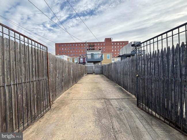 Building Photo - 1122 W Hamburg St