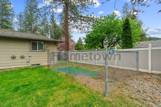 Building Photo - 2 Bedroom 1 Bath Home with Attached Garage...