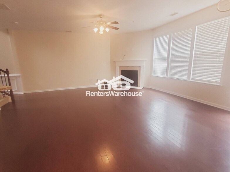 Building Photo - 1592 Richmond Dr