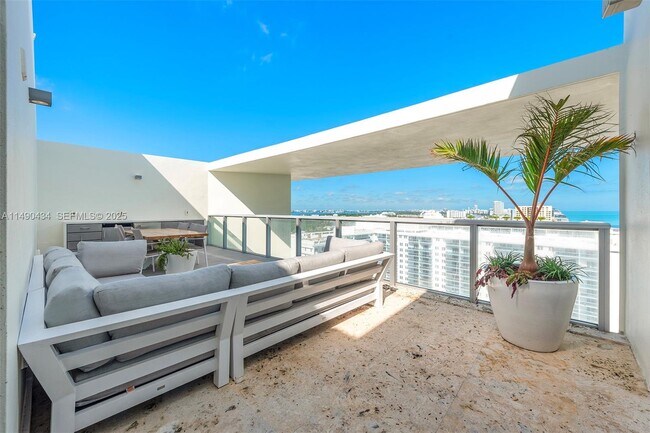 Building Photo - 2201 Collins Ave