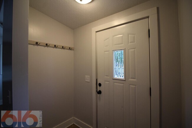 Building Photo - 858 Dayton St SW