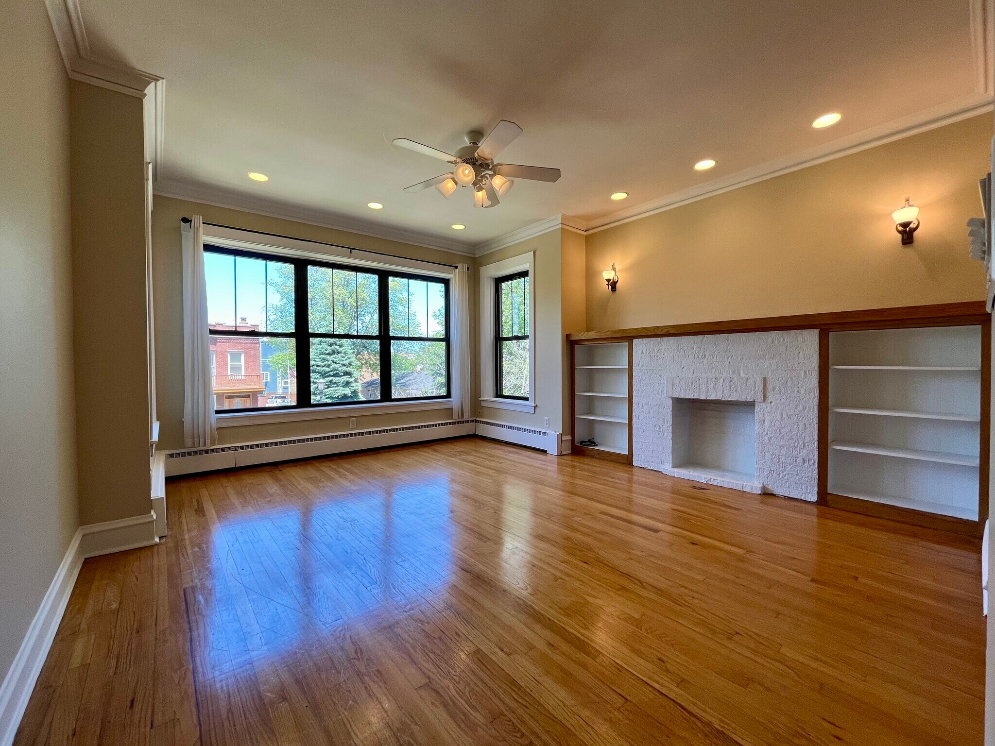 Building Photo - 734 Mulford St