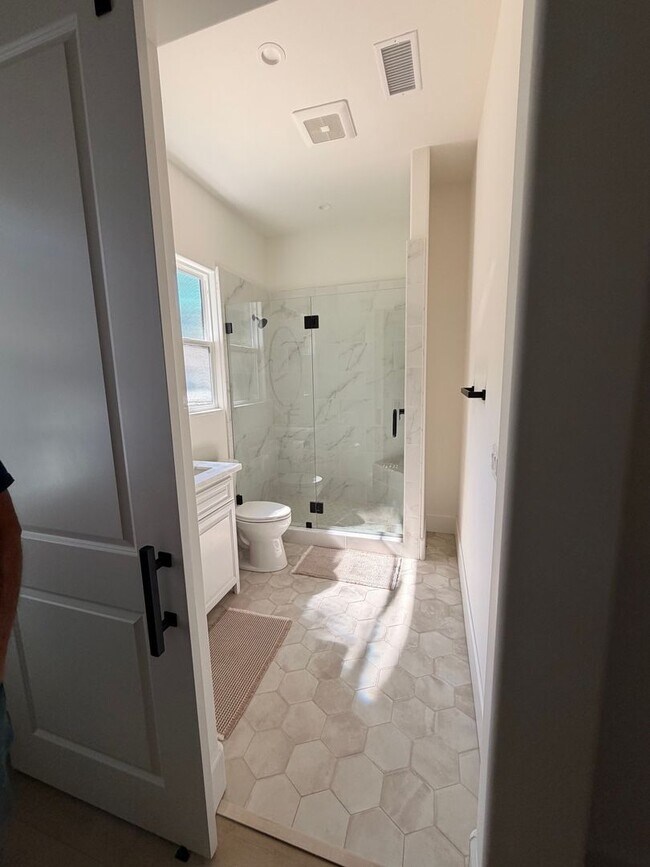 Building Photo - Charming 2-Bedroom Home in Private Gated Community