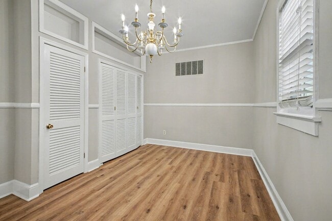 Building Photo - Charming 3-bedroom 2 bathrooms in Downtown...