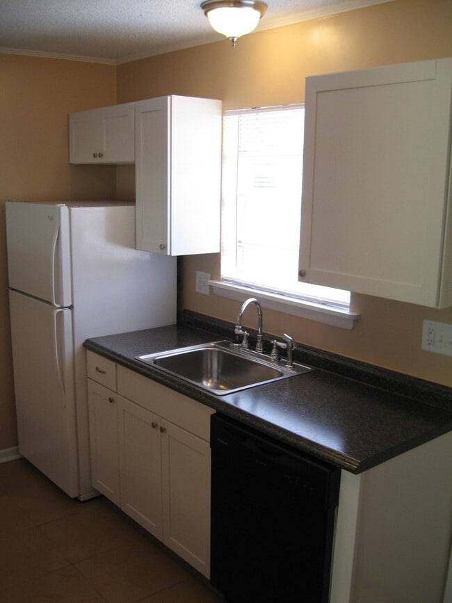 Building Photo - 545 Hickory Ave