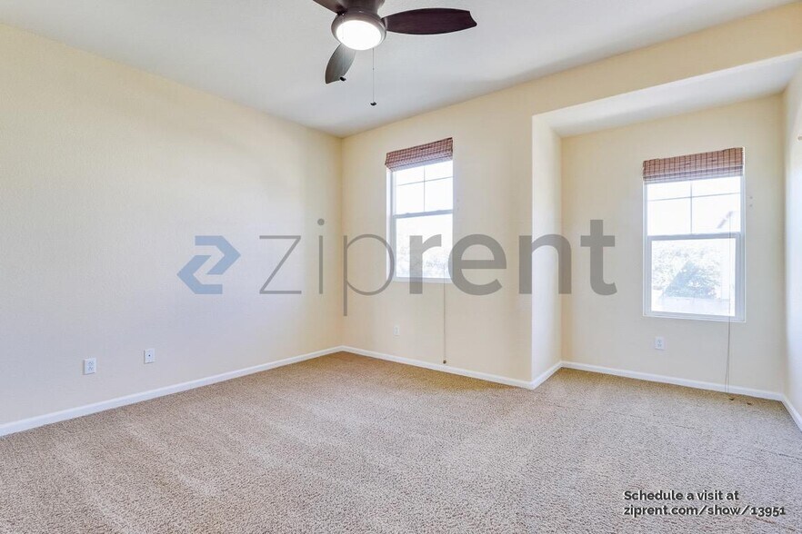 Building Photo - 704 Moore Way