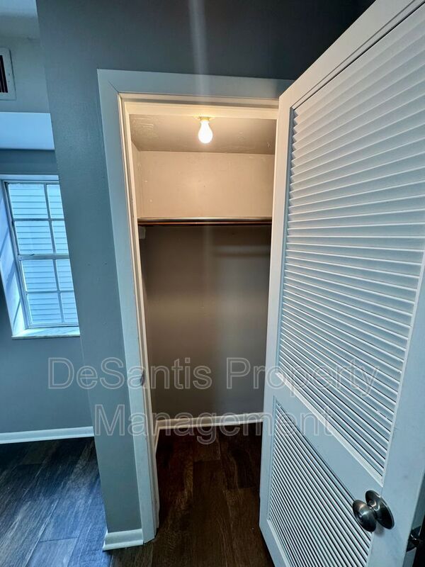 Building Photo - 542 5th Ave